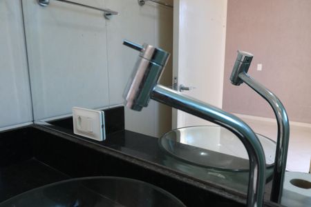 Apartamento à venda com 70m², 2 quartos e 2 vagasBanheiro da Suíte