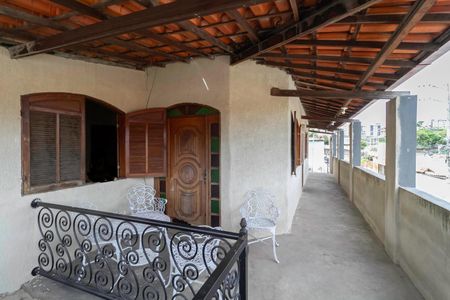 Casa à venda com 360m², 4 quartos e 4 vagas Casa à venda com 360m², 4 quartos e 4 vagasVaranda