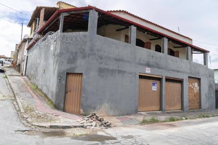 Casa à venda com 360m², 4 quartos e 4 vagas Casa à venda com 360m², 4 quartos e 4 vagasFachada