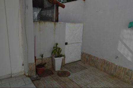 Casa de condomínio à venda com 120m², 3 quartos e 1 vagaQuintal