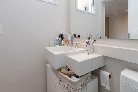 Apartamento à venda com 82m², 2 quartos e 2 vagas Apartamento à venda com 82m², 2 quartos e 2 vagasBanheiro da Suíte 1