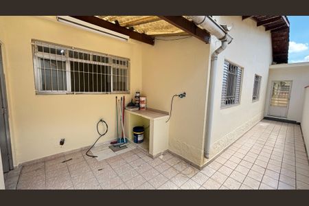 Casa à venda com 200m², 3 quartos e 2 vagas Casa à venda com 200m², 3 quartos e 2 vagasQuintal