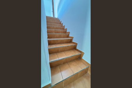 Casa à venda com 200m², 3 quartos e 2 vagas Casa à venda com 200m², 3 quartos e 2 vagasEscada