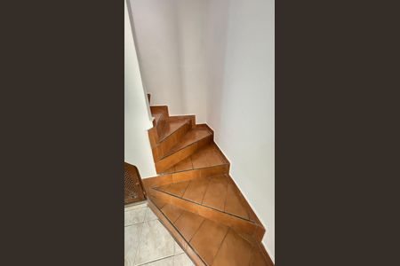 Casa à venda com 200m², 3 quartos e 2 vagas Casa à venda com 200m², 3 quartos e 2 vagasEscada