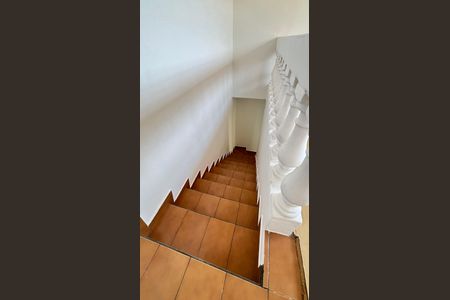 Casa à venda com 200m², 3 quartos e 2 vagas Casa à venda com 200m², 3 quartos e 2 vagasEscada