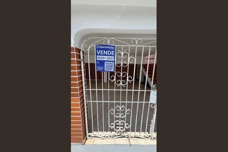 Casa à venda com 200m², 3 quartos e 2 vagas Casa à venda com 200m², 3 quartos e 2 vagasFachada