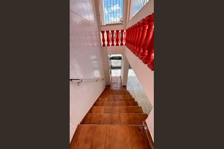 Casa à venda com 200m², 3 quartos e 2 vagas Casa à venda com 200m², 3 quartos e 2 vagasEscada