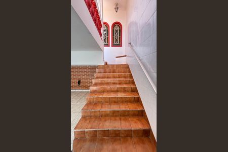 Casa à venda com 200m², 3 quartos e 2 vagas Casa à venda com 200m², 3 quartos e 2 vagasEscada