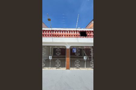 Casa à venda com 200m², 3 quartos e 2 vagas Casa à venda com 200m², 3 quartos e 2 vagasFachada