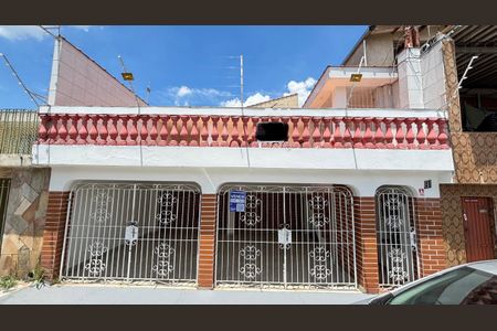 Casa à venda com 200m², 3 quartos e 2 vagas Casa à venda com 200m², 3 quartos e 2 vagasFachada