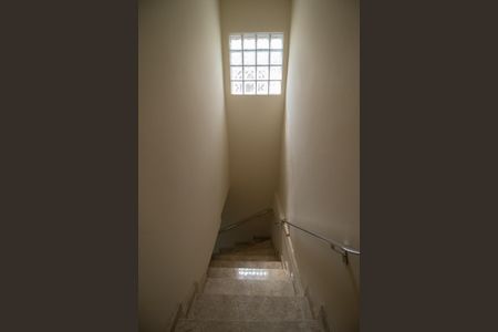 Casa à venda com 166m², 4 quartos e 2 vagas Casa à venda com 166m², 4 quartos e 2 vagasEscada