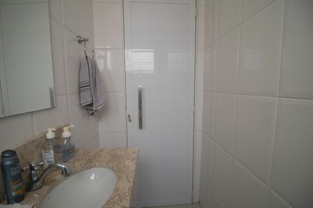 Casa à venda com 166m², 4 quartos e 2 vagas Casa à venda com 166m², 4 quartos e 2 vagasBanheiro 2