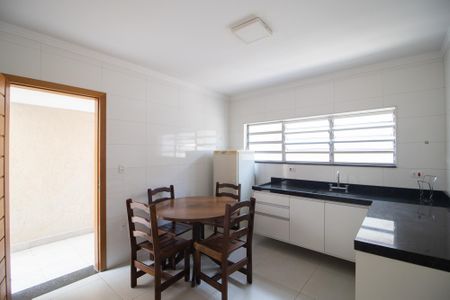 Casa à venda com 166m², 4 quartos e 2 vagas Casa à venda com 166m², 4 quartos e 2 vagasCozinha