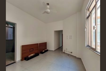 Apartamento à venda com 75m², 2 quartos e sem vagaSala