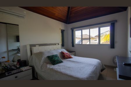 Casa de condomínio à venda com 180m², 4 quartos e 2 vagasSuíte