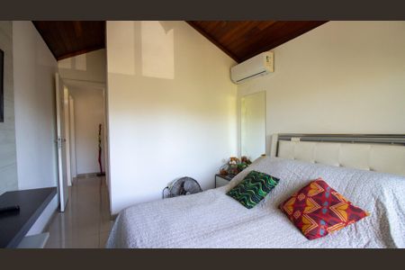 Casa de condomínio à venda com 180m², 4 quartos e 2 vagasSuíte