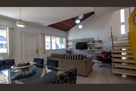 Casa de condomínio à venda com 180m², 4 quartos e 2 vagasSala