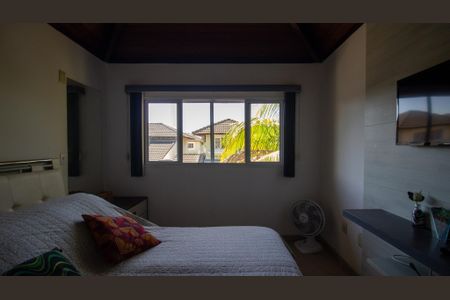 Casa de condomínio à venda com 180m², 4 quartos e 2 vagasSuíte