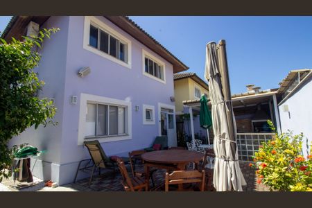 Casa de condomínio à venda com 180m², 4 quartos e 2 vagasQuintal