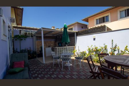 Casa de condomínio à venda com 180m², 4 quartos e 2 vagasQuintal