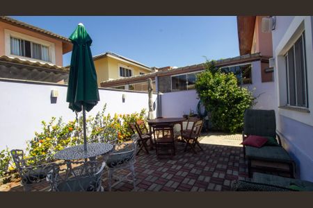 Casa de condomínio à venda com 180m², 4 quartos e 2 vagasQuintal