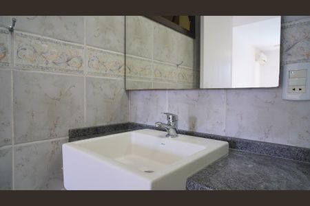 Apartamento para alugar com 79m², 2 quartos e 1 vaga Apartamento para alugar com 79m², 2 quartos e 1 vagaBanheiro corredor