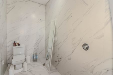 Casa à venda com 356m², 4 quartos e 3 vagas Casa à venda com 356m², 4 quartos e 3 vagasBanheiro da Suíte