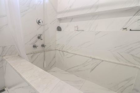 Casa à venda com 356m², 4 quartos e 3 vagas Casa à venda com 356m², 4 quartos e 3 vagasBanheiro da Suíte