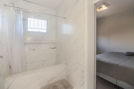 Casa à venda com 356m², 4 quartos e 3 vagas Casa à venda com 356m², 4 quartos e 3 vagasBanheiro da Suíte