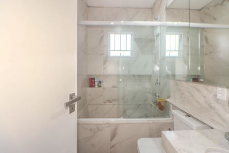 Casa à venda com 356m², 4 quartos e 3 vagas Casa à venda com 356m², 4 quartos e 3 vagasBanheiro Social