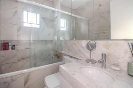 Casa à venda com 356m², 4 quartos e 3 vagas Casa à venda com 356m², 4 quartos e 3 vagasBanheiro Social