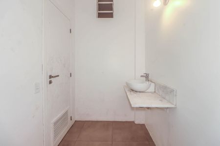 Casa à venda com 356m², 4 quartos e 3 vagas Casa à venda com 356m², 4 quartos e 3 vagasBanheiro de Serviço