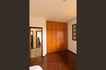 Casa de condomínio à venda com 625m², 5 quartos e 4 vagas Casa de condomínio à venda com 625m², 5 quartos e 4 vagasQuarto 2