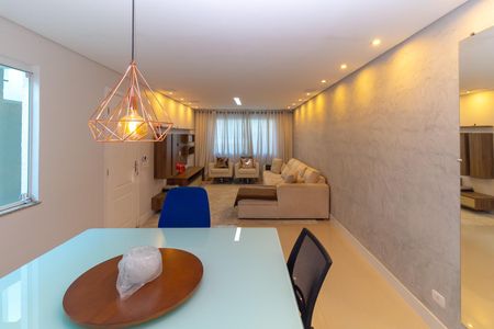 Casa para alugar com 250m², 3 quartos e 4 vagas Casa para alugar com 250m², 3 quartos e 4 vagasSala