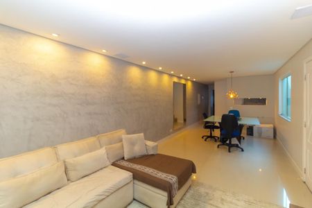 Casa para alugar com 250m², 3 quartos e 4 vagas Casa para alugar com 250m², 3 quartos e 4 vagasSala