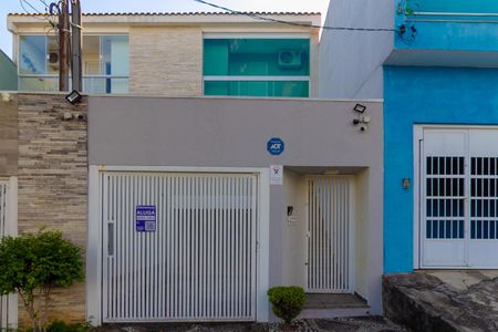 Casa para alugar com 250m², 3 quartos e 4 vagas Casa para alugar com 250m², 3 quartos e 4 vagasFachada