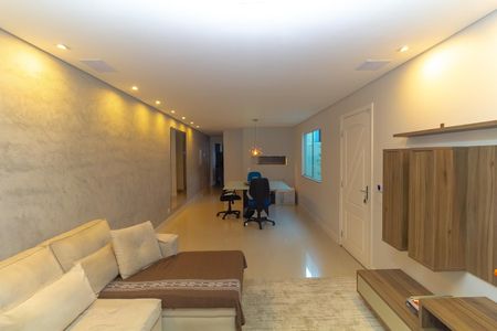 Casa para alugar com 250m², 3 quartos e 4 vagas Casa para alugar com 250m², 3 quartos e 4 vagasSala