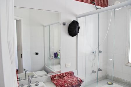 Casa à venda com 585m², 4 quartos e 4 vagasBanheiro da Suíte 2