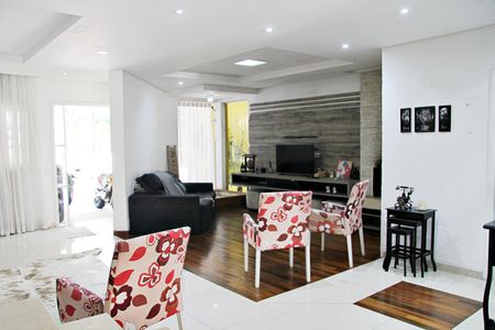 Casa à venda com 585m², 4 quartos e 4 vagasSala