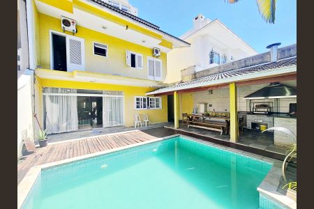 Casa à venda com 585m², 4 quartos e 4 vagasChurrasqueira e Piscina