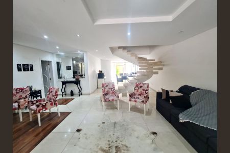 Casa à venda com 585m², 4 quartos e 4 vagasSala