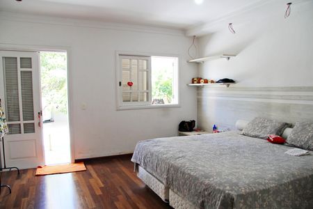 Casa à venda com 585m², 4 quartos e 4 vagasSuíte 1