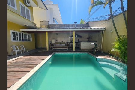 Casa à venda com 585m², 4 quartos e 4 vagasChurrasqueira e Piscina