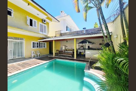 Casa à venda com 585m², 4 quartos e 4 vagasChurrasqueira e Piscina