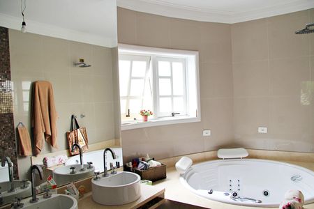 Casa à venda com 585m², 4 quartos e 4 vagasBanheiro da Suíte 1