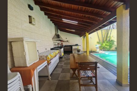 Casa à venda com 585m², 4 quartos e 4 vagasChurrasqueira e Piscina
