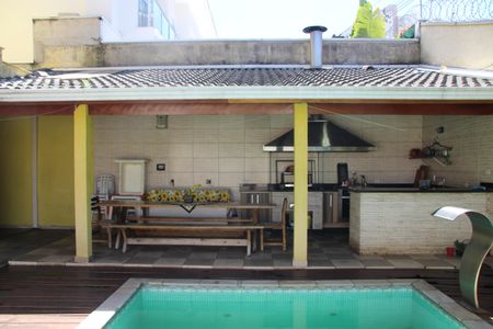 Casa à venda com 585m², 4 quartos e 4 vagasChurrasqueira e Piscina