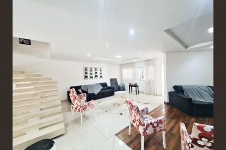 Casa à venda com 585m², 4 quartos e 4 vagasSala