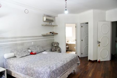 Casa à venda com 585m², 4 quartos e 4 vagasSuíte 1