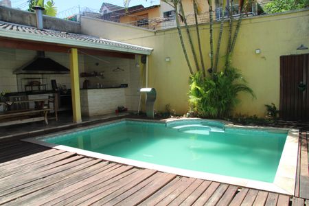Casa à venda com 585m², 4 quartos e 4 vagasChurrasqueira e Piscina